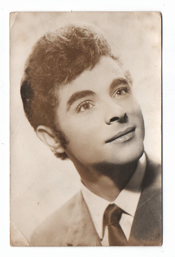 mariacg____'s tweet photo. Mi tío abuelo se maquillaba en mitad de los años 50, nunca ocultó que estaba con chicos y también con chicas y nuestra familia iba a verle a espectáculos que hacía con drag es que me explota el alma de orgullo 🏳️‍🌈💛 https://t.co/tzMizr1ULC