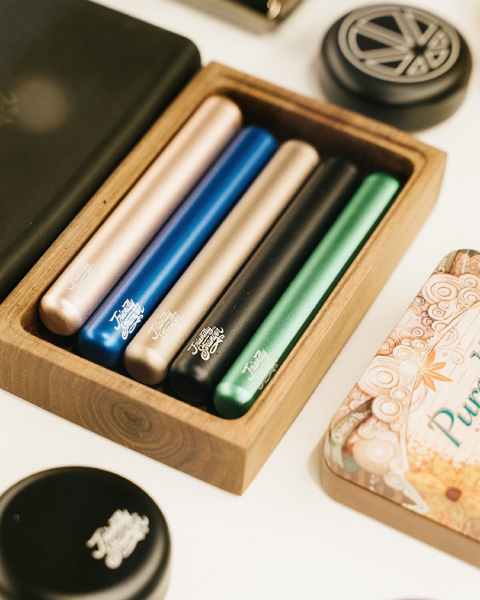 friendlystrnger's tweet photo. Stepping it up with our doob tubes. Air-tight metal with threaded caps and a brushed aluminum finish. Especially loving the rose gold!
Webshop is still available for accessories and shipping is free!
#friendlystranger #joint #stash #rolling #FSLondon #FSBurlington #FS241Queen https://t.co/ZKEK5ktbGv