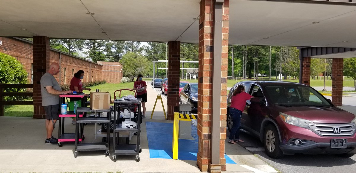 cindycruce's tweet photo. #shelbyfirstdayback
OMMS staff passing out chromebooks and Mifi devices! I love the dedication of our people! https://t.co/dXQPiOkzxH