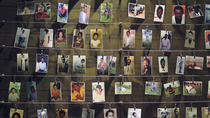 LuckL33's tweet photo. #Kwibuka26 Ibihe bitoroshye twibuka, ababyeyi, abavandimwe ndetse n'inshuti.

#Kwibuka bigutere gukomera kuko uhagaze mu cyimbo cyabo

Nubwo intimba n'aganda byabaye umuturanyi w'ibihe byose ariko uri mu buzima kandi ufite ubuzima

#TwibukeTwiyubaka https://t.co/dSM0TEUef5