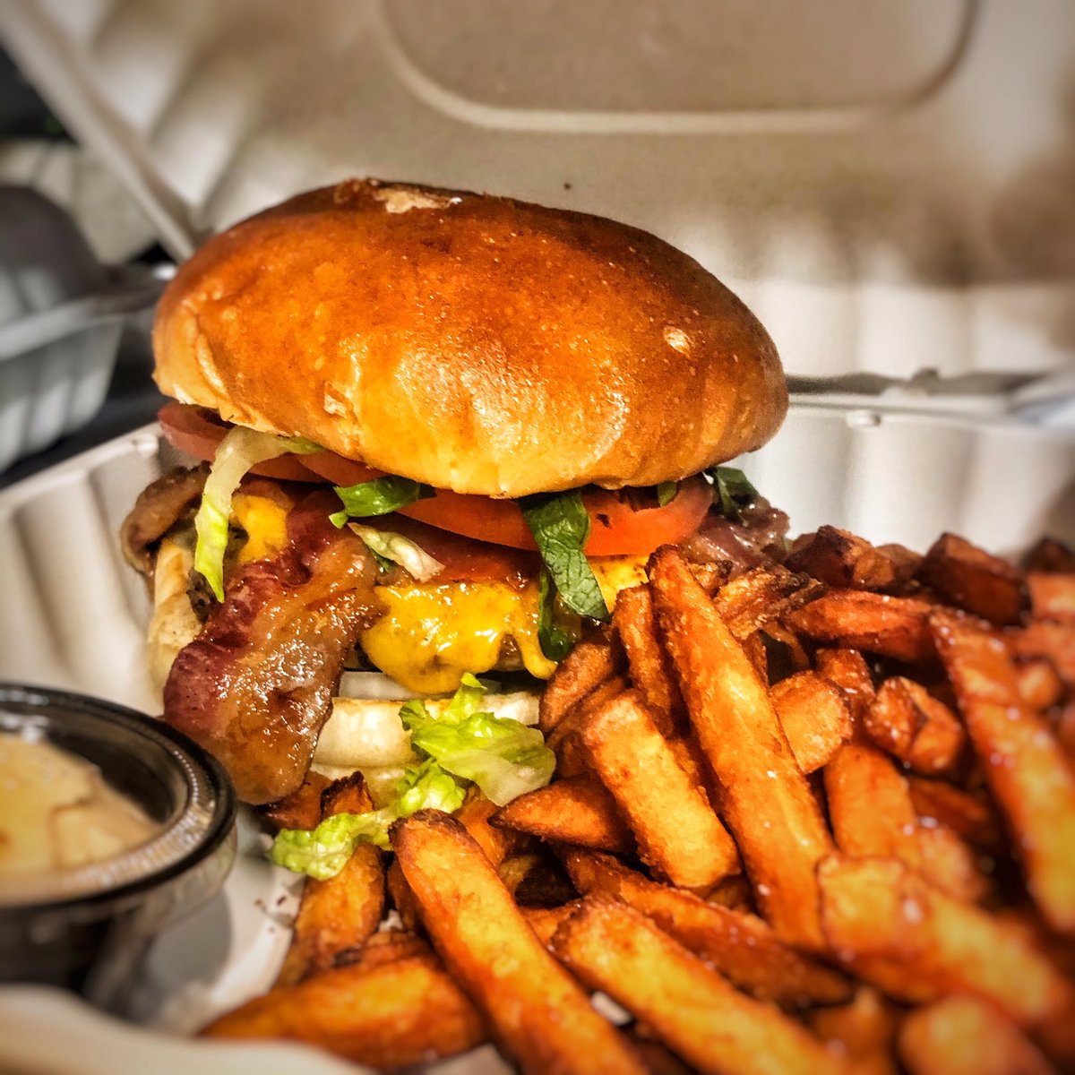 the wellington diner 🇨🇦 tweet media