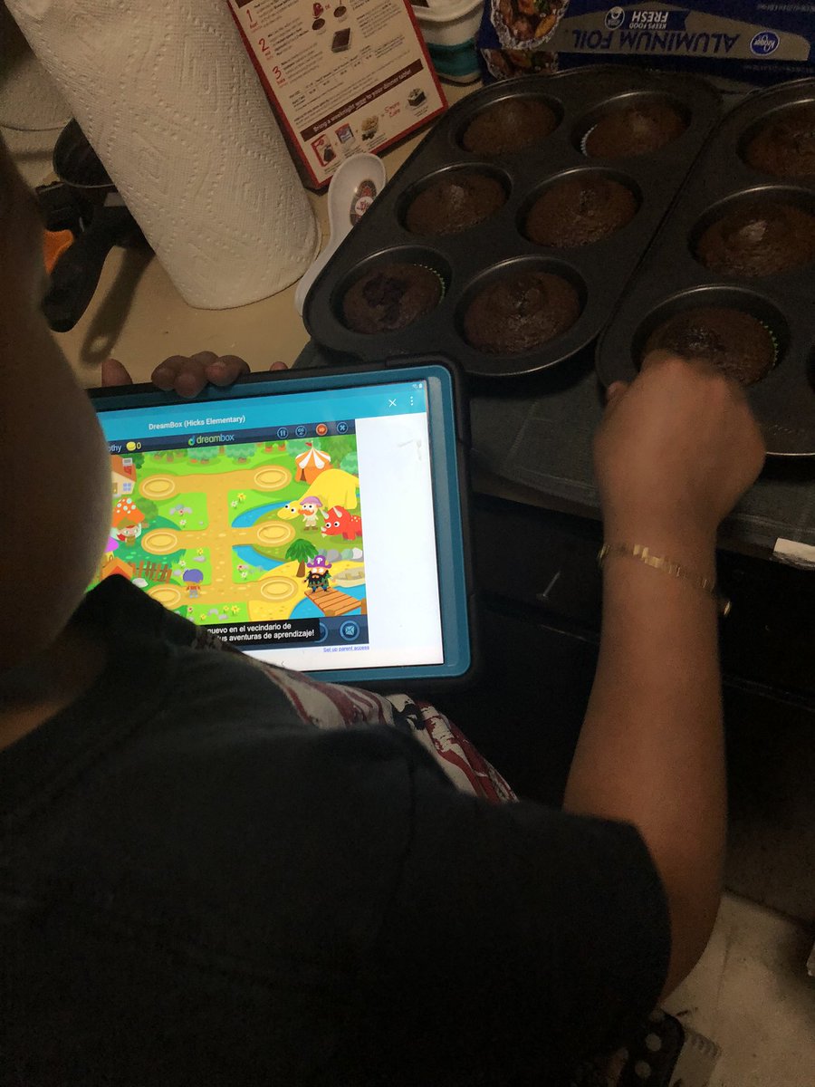 c_d_salvador's tweet image. He made his cupcakes and now he is doing his dreambox #prek #learningtocount #bakingisfun #measuring #wearehickselem @mshoaglin @HicksTigers