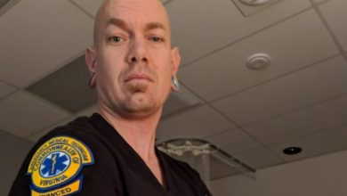 MarkFaceBk's tweet photo. At a time when our country is suffering its worse health crisis in the Modern era, we need to remember to show our appreciation to the medical staff that struggles to keep us alive. Can we please get this photo of a brave EMT trending on Twitter, Frens? https://t.co/UDLPRm4shf