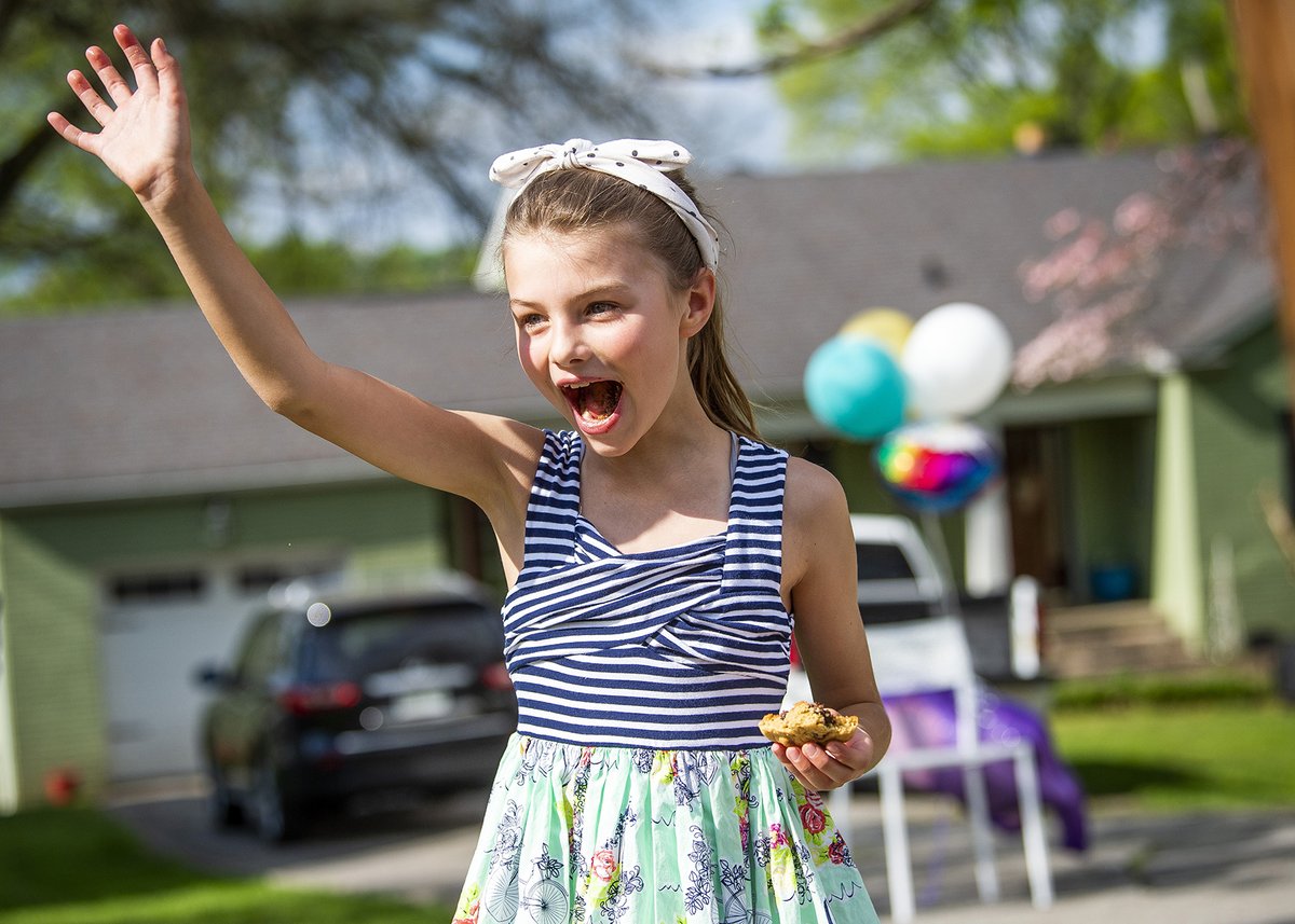 Stumbled upon something cute today: 

Elia had her 9th birthday all planned out. Then COVID-19 came. 

So today her mom brought her outside for birthday pics &amp; that's when Elia was surprised with a car-honking parade full of friends and family. 

knoxnews.com/picture-galler… <a href="/knoxnews/">Knox News</a>