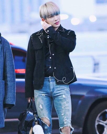 Wonho in jeans