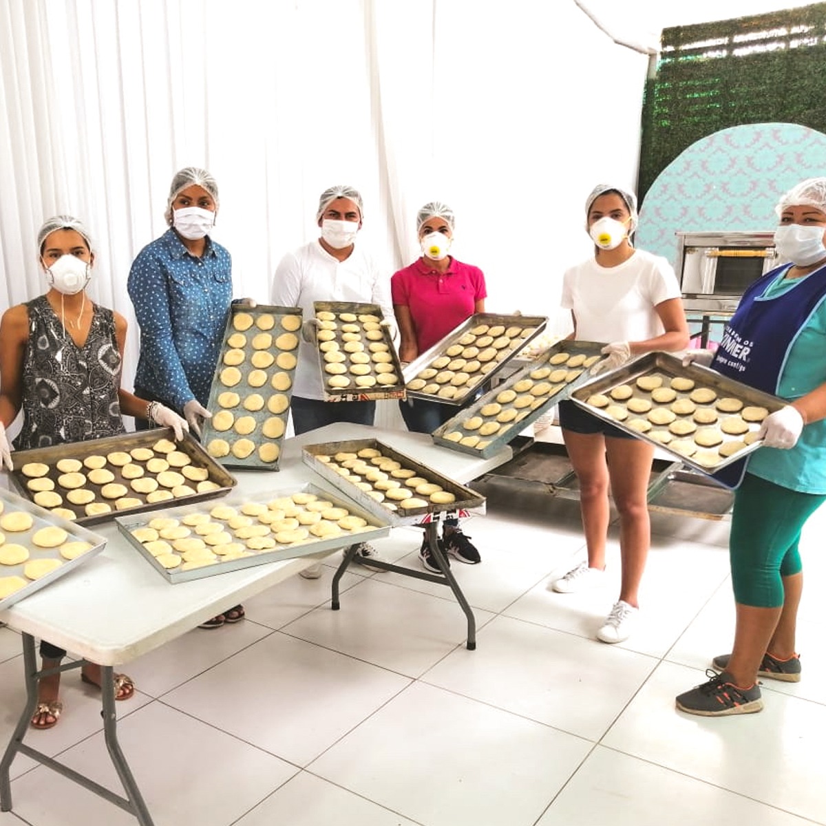 LuisFerCamachoV's tweet photo. Gabriela y mis hijas junto a otras mujeres y hombres valientes y solidarios, hacen pan para que los más necesitados tengan al menos cubierto el desayuno. ¡Esas son las mujeres de mi casa! Ellas no pierden un segundo cuando se trata de ayudar. https://t.co/zElpwSErjz