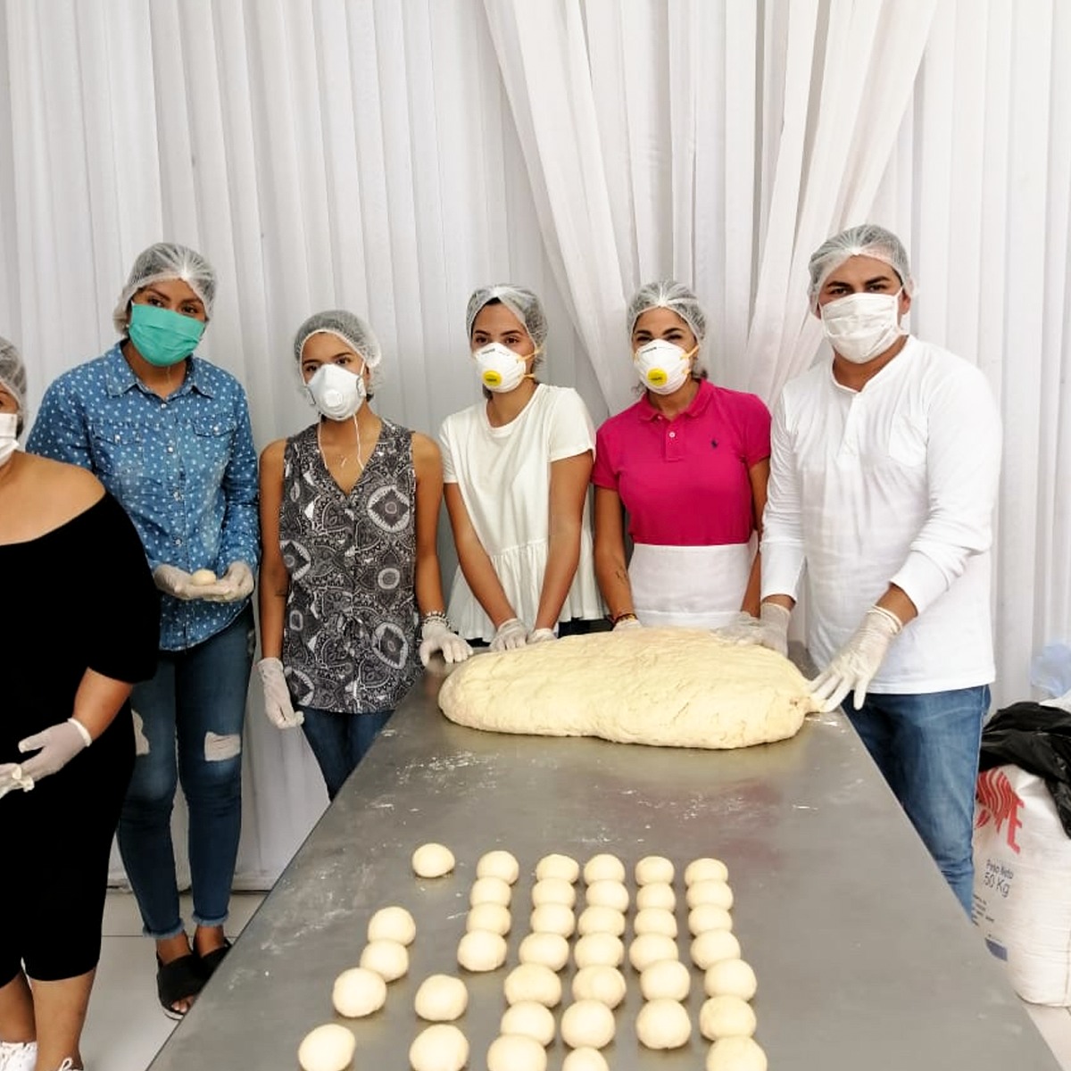 LuisFerCamachoV's tweet photo. Gabriela y mis hijas junto a otras mujeres y hombres valientes y solidarios, hacen pan para que los más necesitados tengan al menos cubierto el desayuno. ¡Esas son las mujeres de mi casa! Ellas no pierden un segundo cuando se trata de ayudar. https://t.co/zElpwSErjz