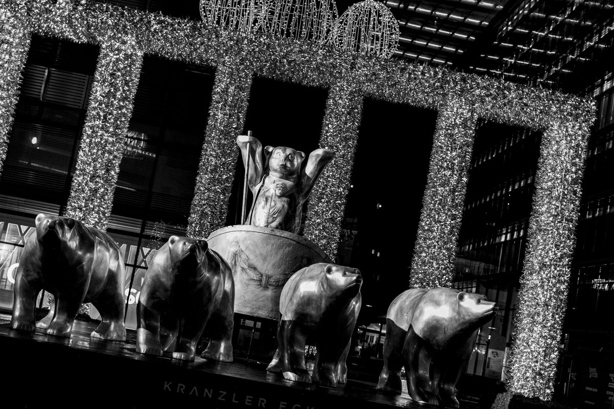 CryxDx2's tweet photo. For those who just can't visit Berlin because of the situation...
I replace my midnight pictures of Life is Strange for a few pictures of Berlin. 
#berlin #germany #visitberlin #photography #art #lights #pictureoftheday #buildings #StayAtHome #wirbleibenzuhause #lightsofberlin https://t.co/T816dPEng7