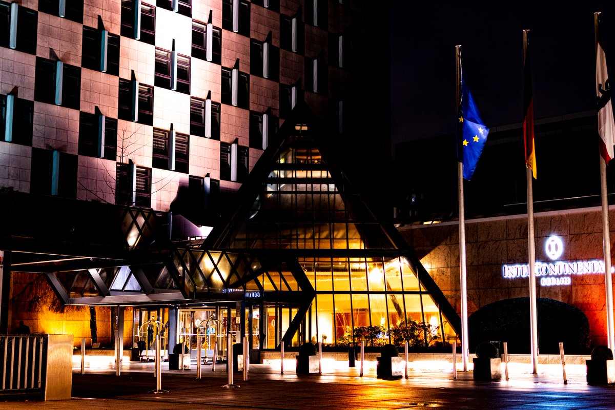 CryxDx2's tweet photo. For those who just can't visit Berlin because of the situation...
I replace my midnight pictures of Life is Strange for a few pictures of Berlin. 
#berlin #germany #visitberlin #photography #art #lights #pictureoftheday #buildings #StayAtHome #wirbleibenzuhause #lightsofberlin https://t.co/T816dPEng7