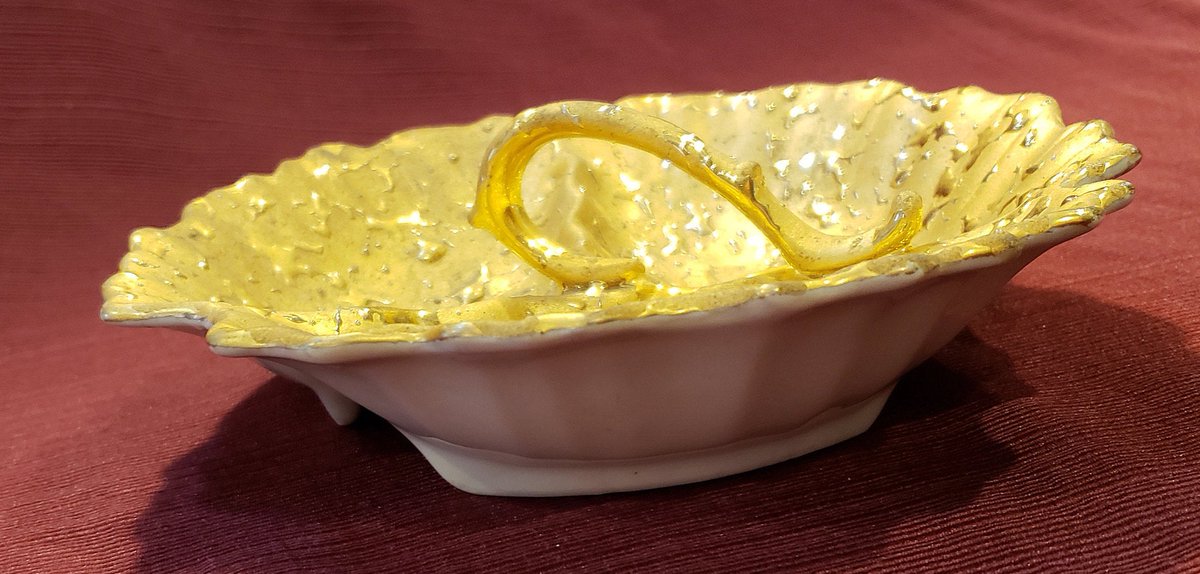 atticesoterica's tweet photo. Vintage Unsigned Hand Decorated Weeping Bright Gold Decorated Three Section Candy Or Nut Dish With Handle https://t.co/mG3Pr3e4RY #AtticEsoterica #Etsy #Collectibles #Antiques #Vintage #ThreeSection https://t.co/8CFeJiI2Fu
