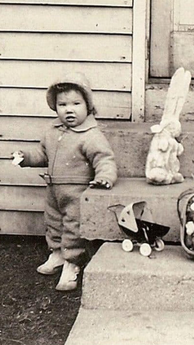 MadgeOberholtz1's tweet image. From @IndianaAlbum “Indianapolis, 1940: The Easter Bunny was good to Susan Koepper &amp;amp; fam leaving toys, bunnies, books &amp;amp; baskets of eggs &amp;amp; candy.
It’s thought German immigrants furst brought Easter hare tradition to Pennsylvania in 1700s 🐣 🐇 
See:
indianaalbum.com.