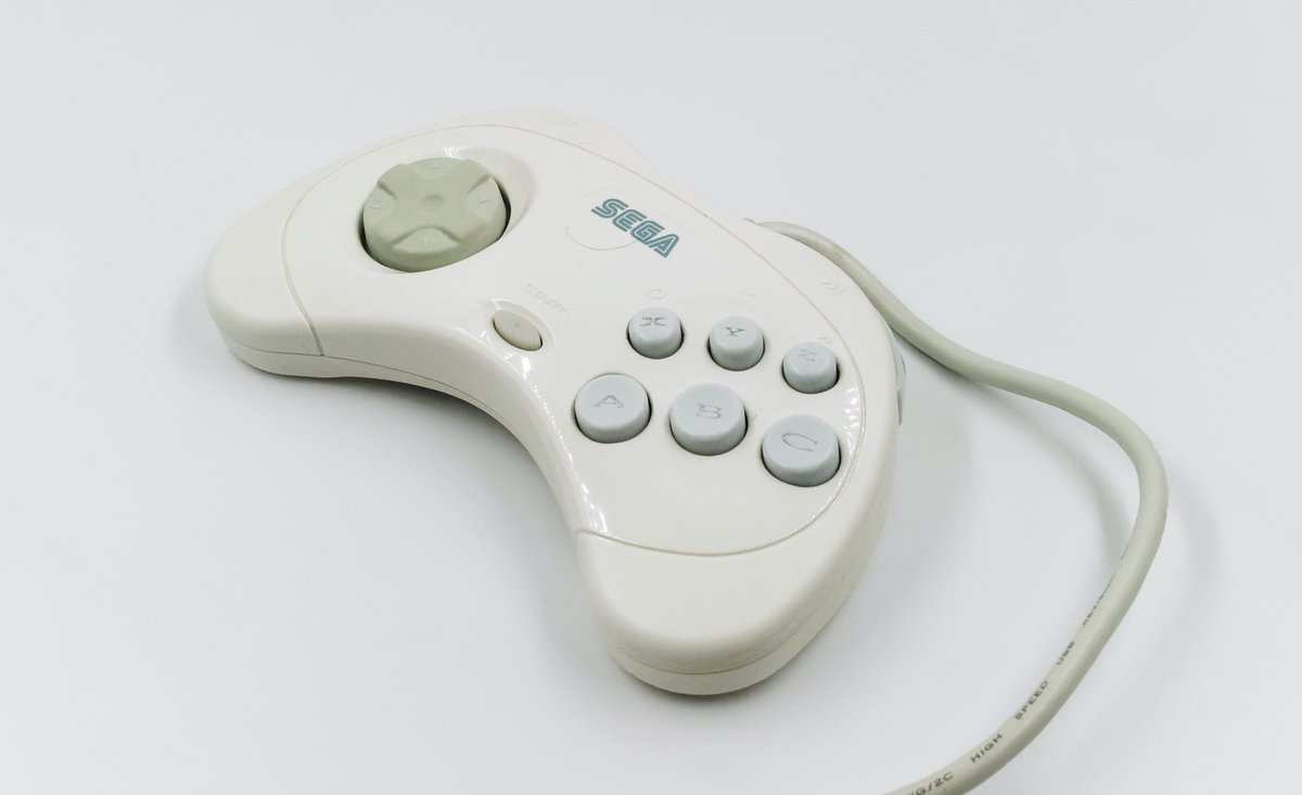 Aujourd& #39;hui, pas le temps de trier, mais quelques trucs Sega quand même. Genre une manette Saturn officielle pour Mac (en USB), une Game Gear - la console préférée des actionnaires de Duracell - et un tuner TV pour la console (compatible PAL, donc pas utilisable en France)