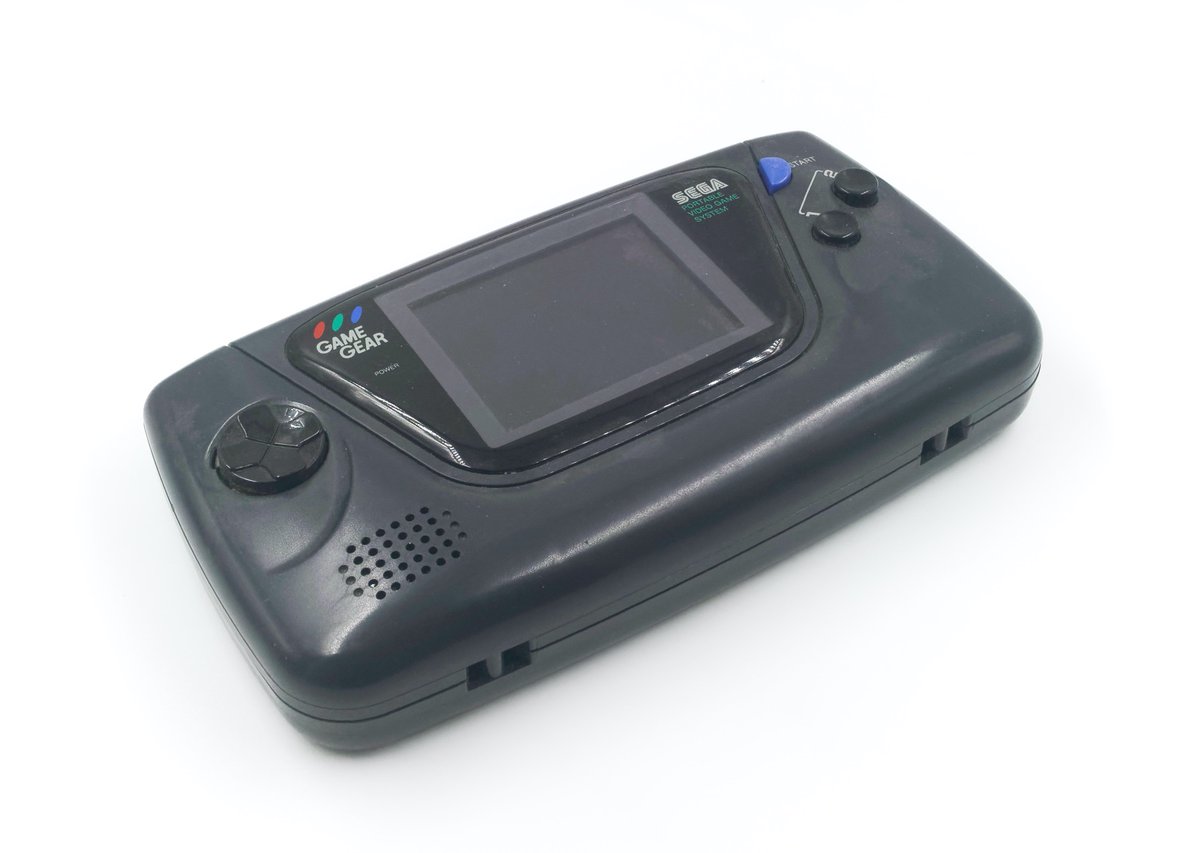 Aujourd'hui, pas le temps de trier, mais quelques trucs Sega quand même. Genre une manette Saturn officielle pour Mac (en USB), une Game Gear - la console préférée des actionnaires de Duracell - et un tuner TV pour la console (compatible PAL, donc pas utilisable en France)