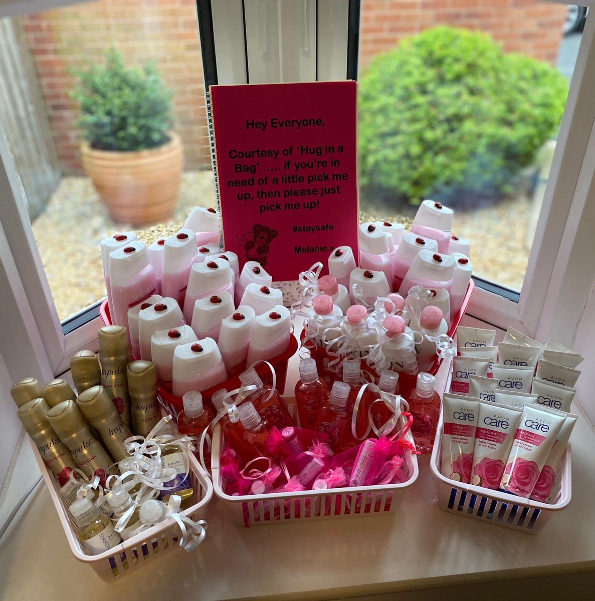 Massive thanks to <a href="/HugNorthwest/">HUG in a Bag - NorthWest</a> &amp; <a href="/LindaNolan_/">Linda Nolan</a> for their generous donation to <a href="/Spire_Fylde/">Spire Fylde Coast Hospital</a> 😊 Gifts to help pamper our hardworking teams during these difficult times. 🙏🏼 💄🧴🧼 🎀 🤗