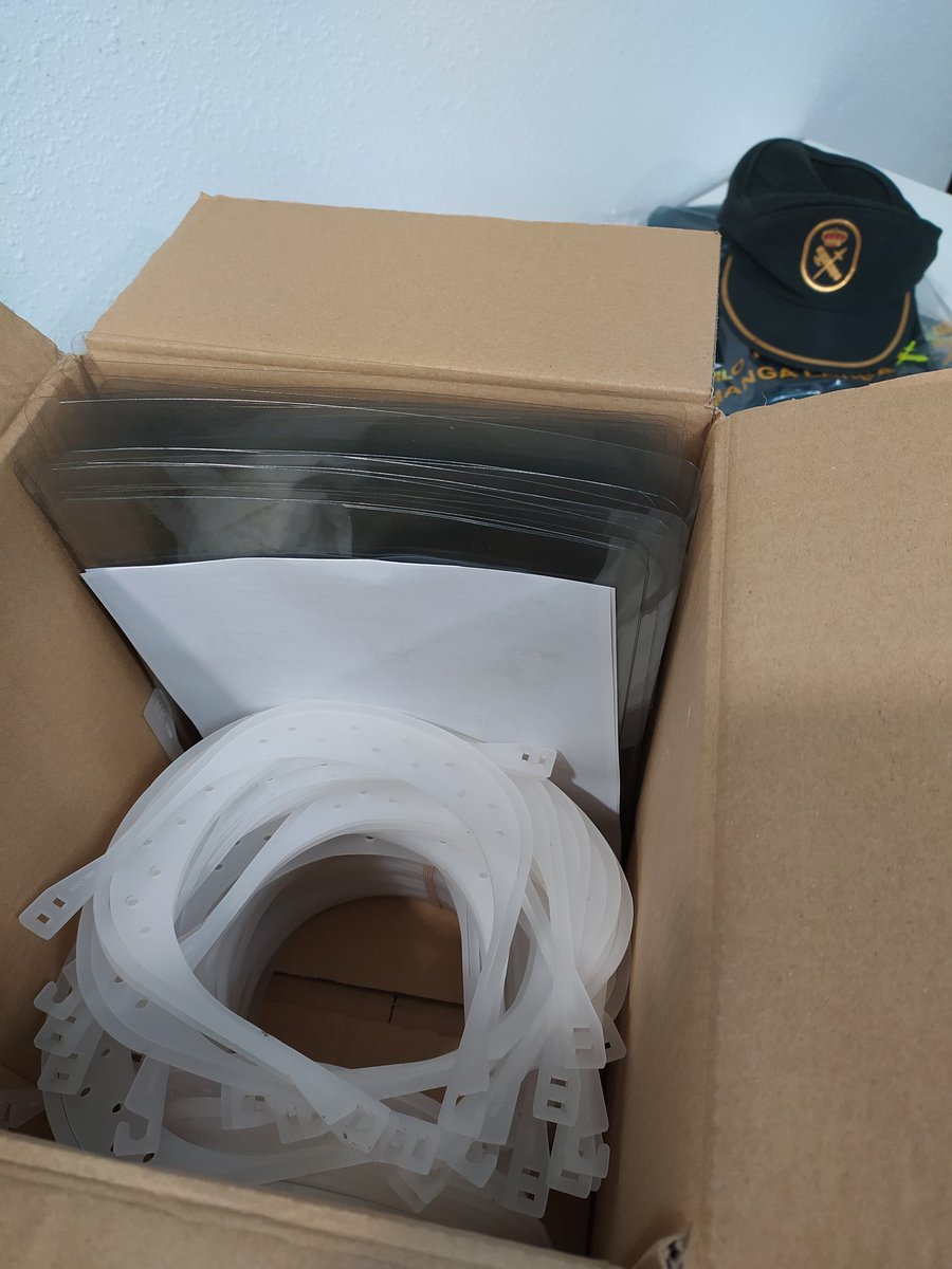 Un gran detalle de <a href="/Cv19MakersMur/">CV19_MAKERS_MURCIA</a> con <a href="/Jucil_Murcia/">JucilMurcia</a>  por la donación de mascaras protectoras para su <a href="/policia/">Policía Nacional</a>  y <a href="/guardiacivil/">Guardia Civil</a> de Murcia, se lo agradecemos enormemente.
Gracias x tanto ‼️‼️‼️

🇪🇦💪💚💙🏥🚑

#Covid_19 
#EquiparacionYa 
#NoSomosUnGastoSuperfluo 
<a href="/Jucil_Murcia/">JucilMurcia</a>