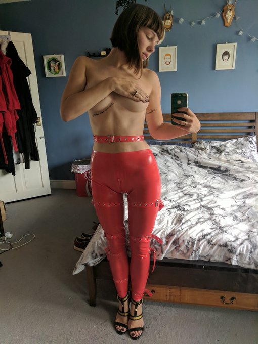 Just dropped nearly 150 hot phone pics all for my @MakaniHouse members 💦😍 Everything from nude selfies<a href="/tag/strapon"class="tags"><span>#strapon</span></a>