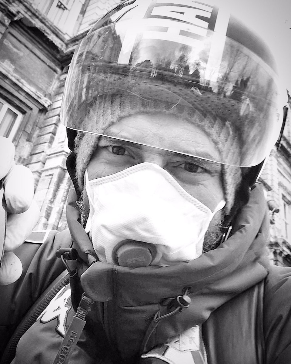 İnsanları yorgun kılan hayat değil, taşıdıkları maskelerdir. ~w.s. 
#evdekal 🎈