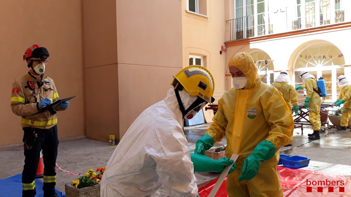 bomberscat's tweet photo. Avui, #bomberscat hem ajudat en la desinfecció de llits i butaques i el posterior trasllat del mobiliari de la residència Sant Jaume de #Cardona cap a un altre espai per acollir-hi part dels residents.  
@aferssocialscat @interiorcat https://t.co/apN2nH4tQM