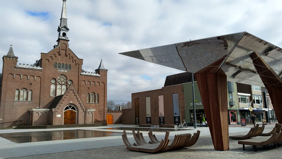 Herinrichting binnenstad #Hoogeveen, fase 2, dag 85: De bouw van de spiegelkraan, onderdeel van het waterkunstwerk op het kerkplein, is vorige week afgerond. Een mooie plek om, hopelijk in de nabije toekomst, samen te ontspannen en te genieten.
