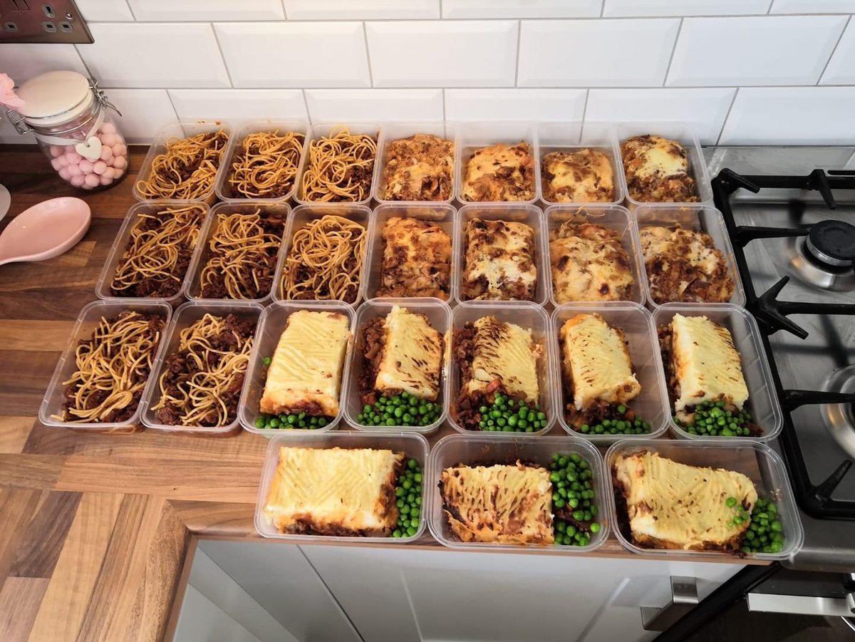 Mums boyfriend has spent all day cooking lasagne spag Bol n shepherds pie to take up for the staff in A&amp;E 👏🏼👏🏼