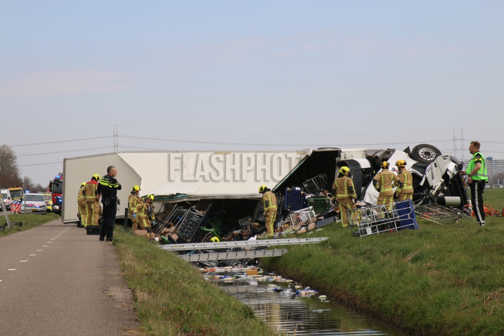 Schipluiden - Vrachtwagenchauffeur overleden na ernstig ongeval: ?..