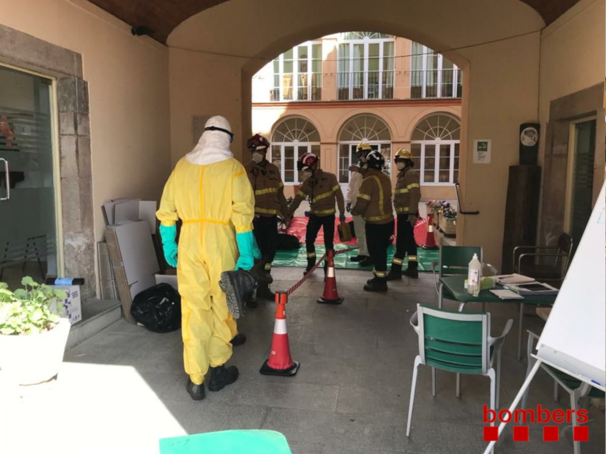 bomberscat's tweet photo. Avui, #bomberscat hem ajudat en la desinfecció de llits i butaques i el posterior trasllat del mobiliari de la residència Sant Jaume de #Cardona cap a un altre espai per acollir-hi part dels residents.  
@aferssocialscat @interiorcat https://t.co/apN2nH4tQM