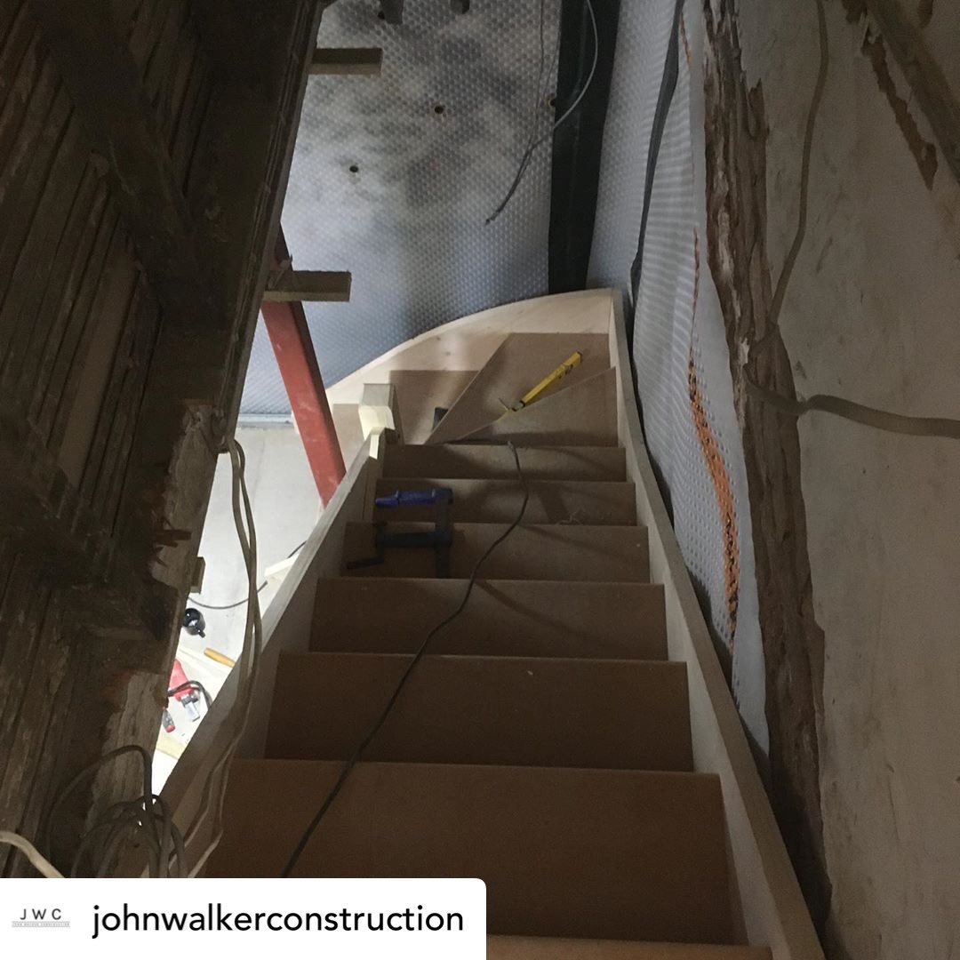 simplystairs's tweet photo. Posted @withregram • @johnwalkerconstruction Got this staircase made over the last few days and fitted today. Had my copy of @simplystairs with me while I made it, lots of good stuff in there 👍🏻
For anyone wondering, the house is empty, so I was able to stay safe.
.
.
#staircase https://t.co/NCrjqeZQM3