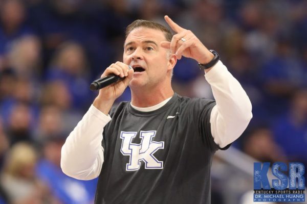 KYTNews's tweet image. #Main #WomensBasketball #MatthewMitchell Matthew Mitchell Assures the Big Blue Nation He’s Not Leaving Kentucky dlvr.it/RTHJ4F