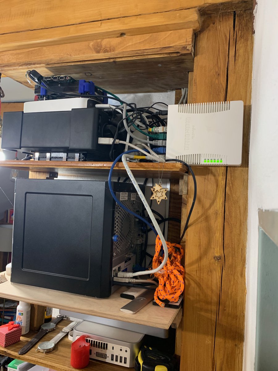 kiwwwicorleone's tweet photo. #UniFiUpgrade want something to add to my home network to really big house.usg(this is why, that is really slow)2xAPACPRO,1xMESH,1x24 switch,1x8port 60Wpoe,cloudkey some mikrotik switches, 10gb mikrotik switch, rasp dns,someG3cam,want to speed up all family members network speed https://t.co/xqBVF89SqH