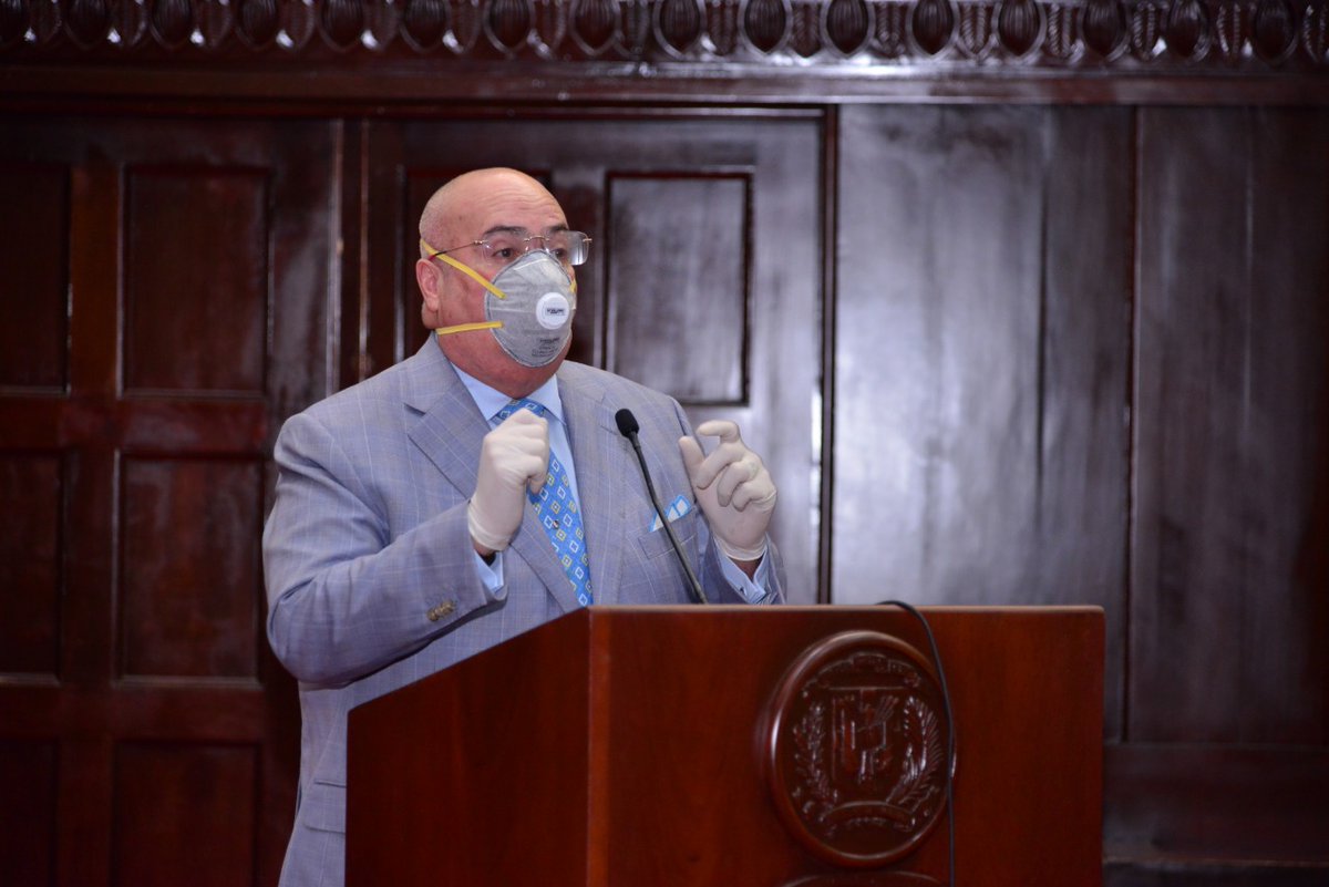 SenadoRD's tweet photo. El sesión de este lunes 6, senador @cmariottijr califica de #heroes a médicos, enfermeras, bomberos, Deferencia Civil, policías, militares y otros segmentos de la sociedad que están enfrentando al #Covid_19 https://t.co/zI2Bic5kvF