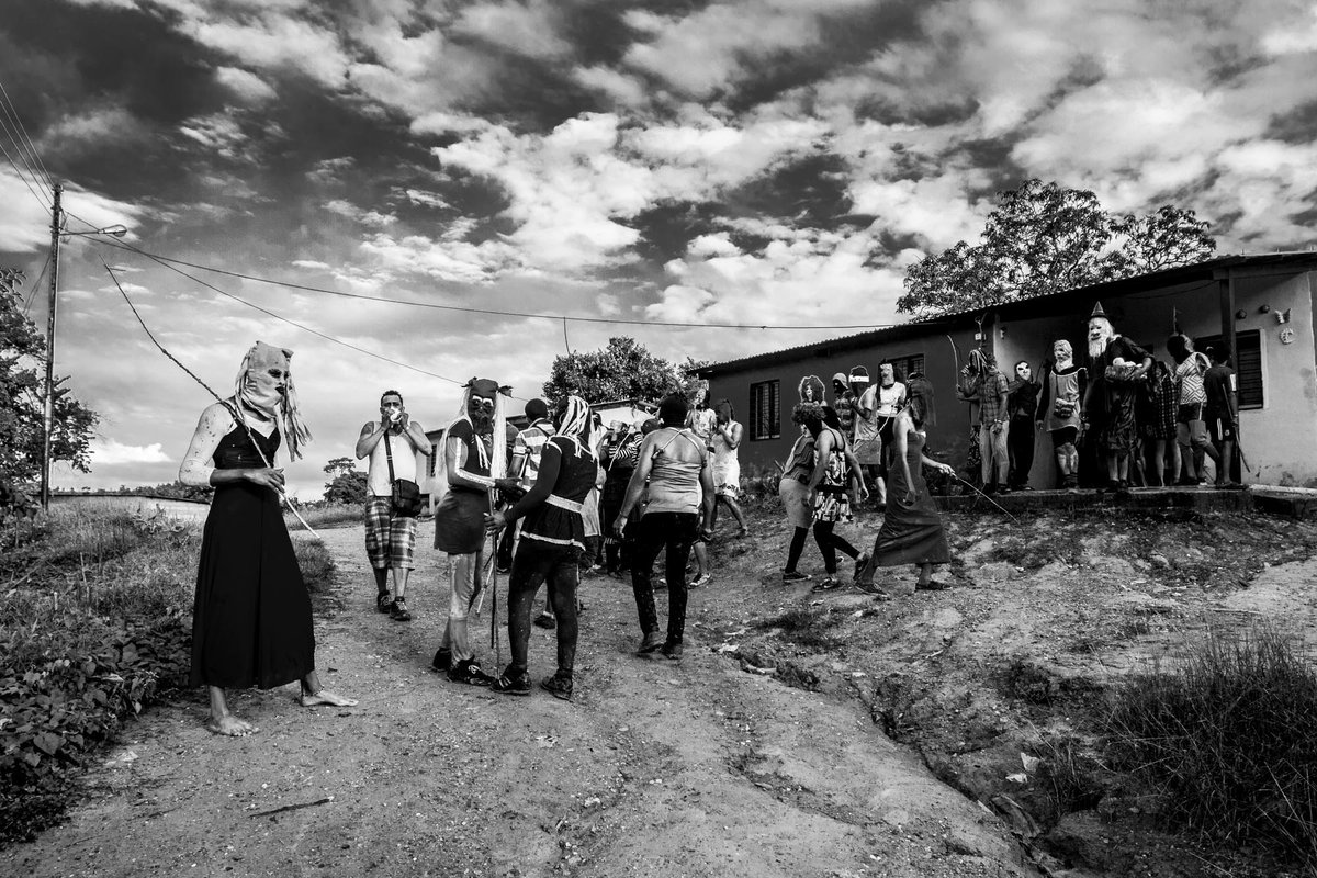 elarchivove's tweet photo. El fotógrafo @fotojorgesantos fue merecedor del tercer premio de la primera #BienalDeFotografíaDocumentalWilRiera con un trabajo que, en palabras de @vascoszinetar : "continua con su exploración sobre las tradiciones populares en Venezuela con destreza y talento." https://t.co/GGvCjY6gQ6