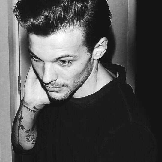 shinelarryx's tweet photo. ☆AU LARRY☆
🥃Barmen🥃

Harry vai constantemente a um bar afogar as mágoas causadas pelo marido babaca, ele só não esperava que em uma das noites o barmen Louis o convidasse para sair. https://t.co/55W5Mc1z6x