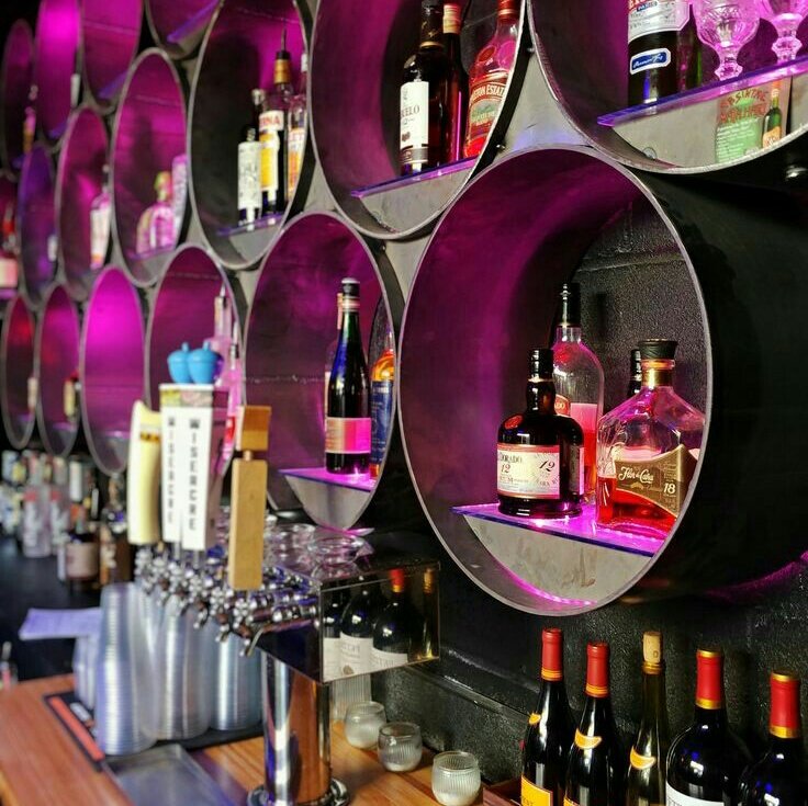 shinelarryx's tweet photo. ☆AU LARRY☆
🥃Barmen🥃

Harry vai constantemente a um bar afogar as mágoas causadas pelo marido babaca, ele só não esperava que em uma das noites o barmen Louis o convidasse para sair. https://t.co/55W5Mc1z6x