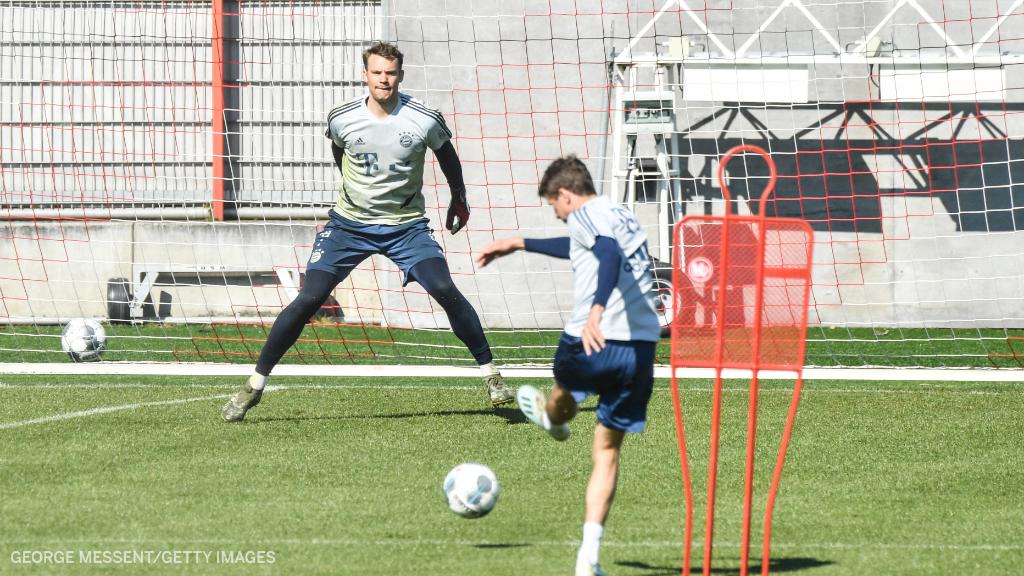 ESPNFC's tweet photo. Bayern Munich are back training but keeping their distance 🙌 https://t.co/kpDdkZyGEN