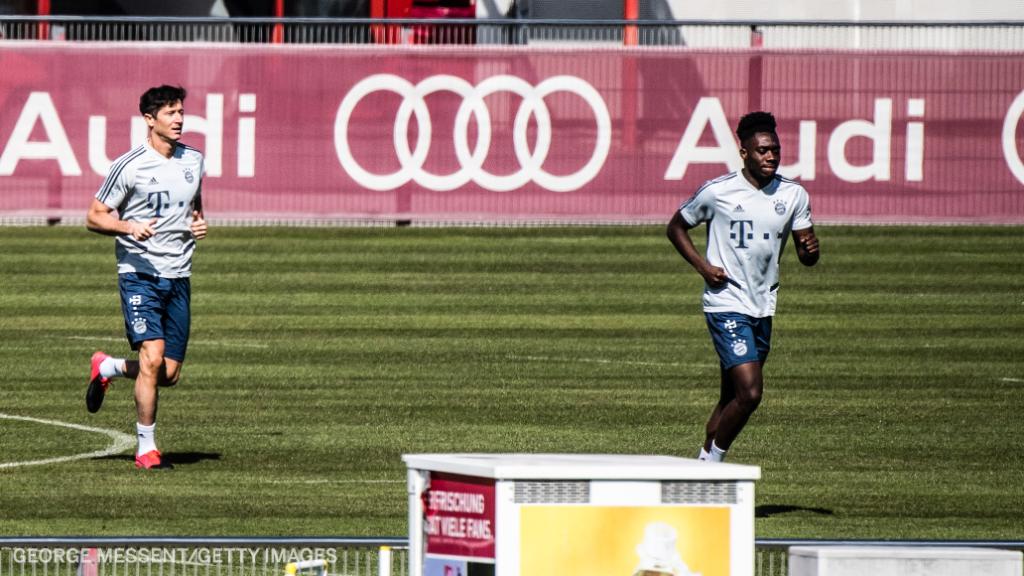 ESPNFC's tweet photo. Bayern Munich are back training but keeping their distance 🙌 https://t.co/kpDdkZyGEN