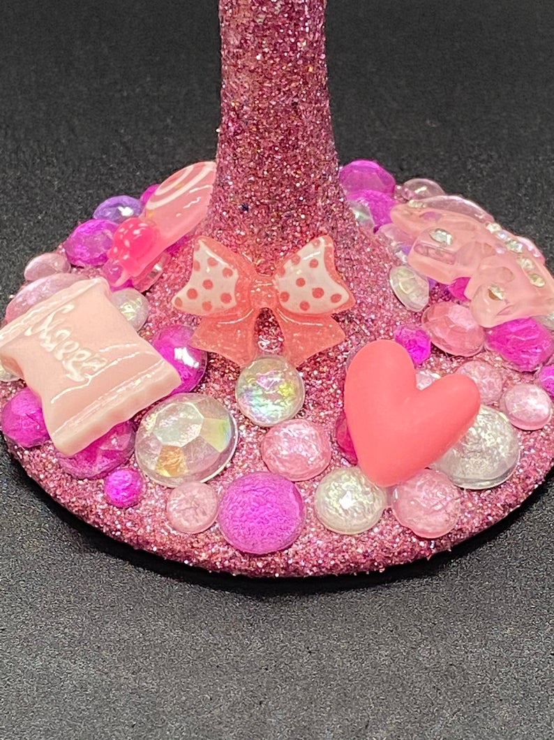 murphy_sydney_'s tweet photo. customizable wine glasses! The perfect gift to pair with your mom’s favorite wine this Mother’s Day! 
https://t.co/9sOsWY98ox https://t.co/nJIYQfhzcx