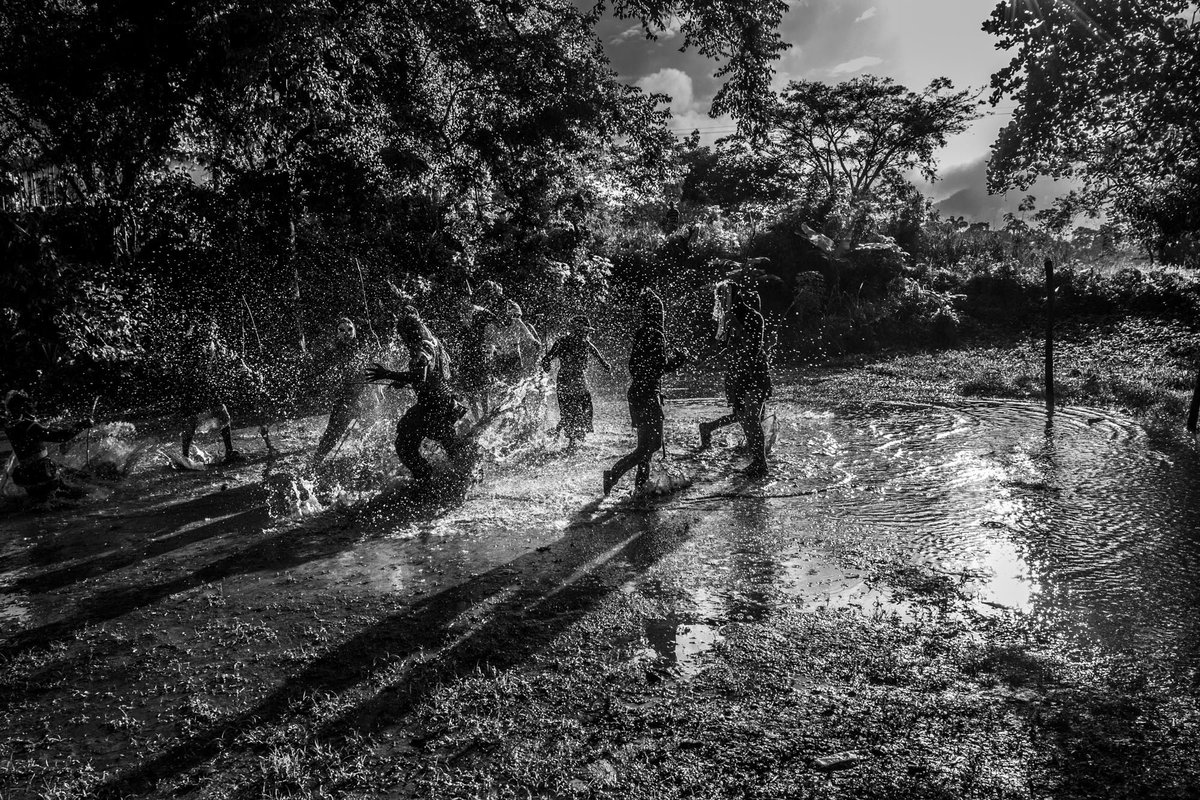 Para <a href="/vascoszinetar/">vasco szinetar</a> , el trabajo fotográfico de <a href="/fotojorgesantos/">fotojorgesantos (JLS)</a> , que le valió el tercer premio de la #BienalDeFotografíaDocumentalWilRiera , "(...) enriquece de manera significativa la memoria del país."