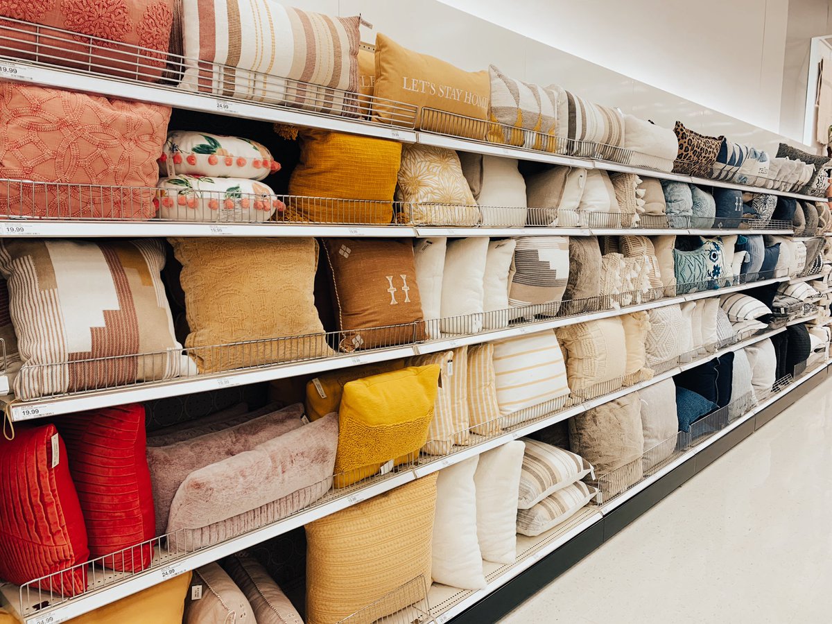 TargetVMAudrey's tweet photo. Our pillow run is looking 🔥🔥. Quarantine is the perfect time to update your pillow spread for all of the cozy stay-at-home vibes. @Holly_Target @HRNiccole @ETLMadeline @tylerinstyle @VMLindsay2 https://t.co/bZaxxZ1ini