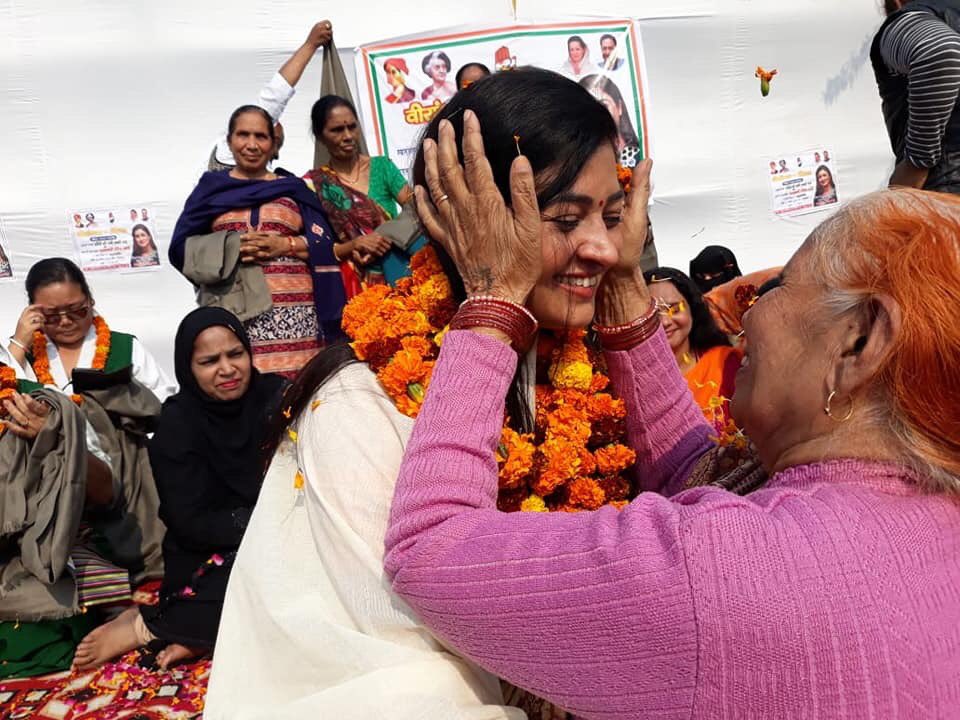 GauravINCUK's tweet photo. इज्जत शोहरत सम्मान खरीदा नहीं, कमाया जाता है,
लोगों का प्यार और आशीर्वाद हमेशा आपके साथ रहेगा। आपने हार कर भी दिलों को जीता है। @LambaAlka
#IstandwithAlkaLambaji https://t.co/qh6K7GxY6C