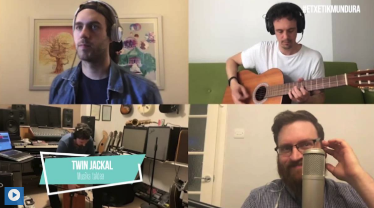 ZarautzGuka's tweet photo. Twin Jackal taldearen akustikoa, Londresko etxeetatik #etxetikmundura  https://t.co/Ip6WkhHxgC https://t.co/Ig9x8TJpO9