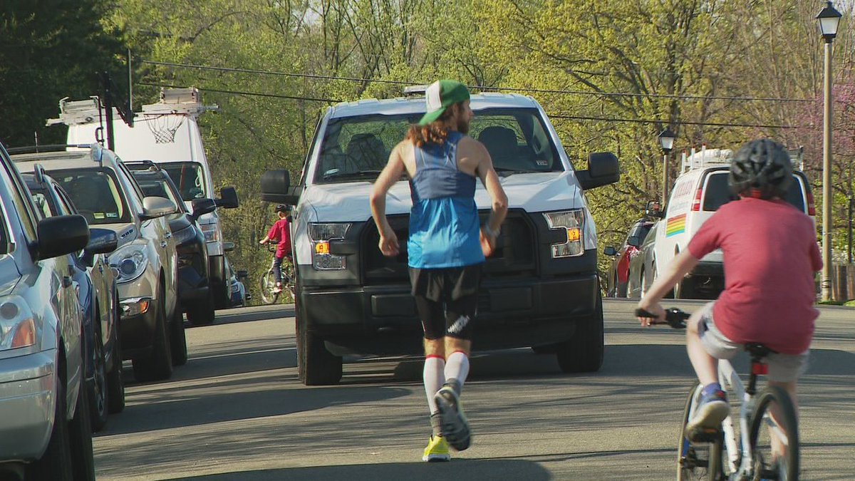 7NewsDC's tweet photo. That's one way to pass time in quarantine! This Virginia runner is participating in a worldwide virtual ultramarathon, doing the same loop over and over in his Arlington neighborhood.

MORE: https://t.co/Ve9r7KWk5P https://t.co/37qBeAnv6c