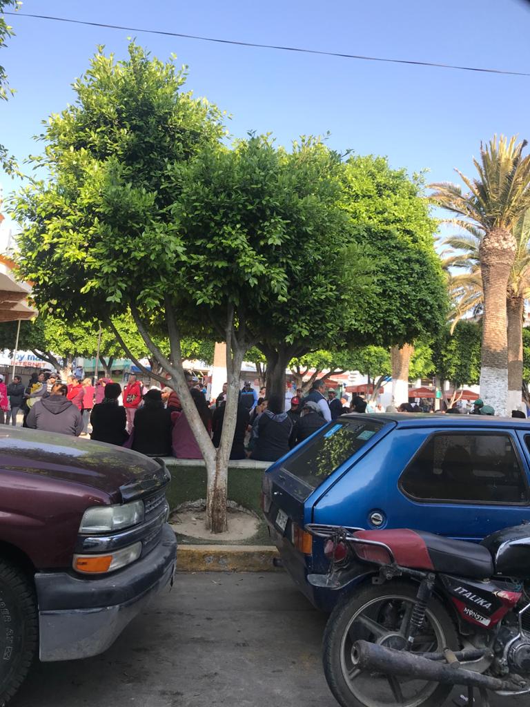 JCarlos_Valerio's tweet photo. Así la entrega de apoyos en el municipio de #Acatzingo. Los beneficiarios no llevan alguna protección y no respetan la sana distancia.  #Puebla https://t.co/zytZrUOJVn
