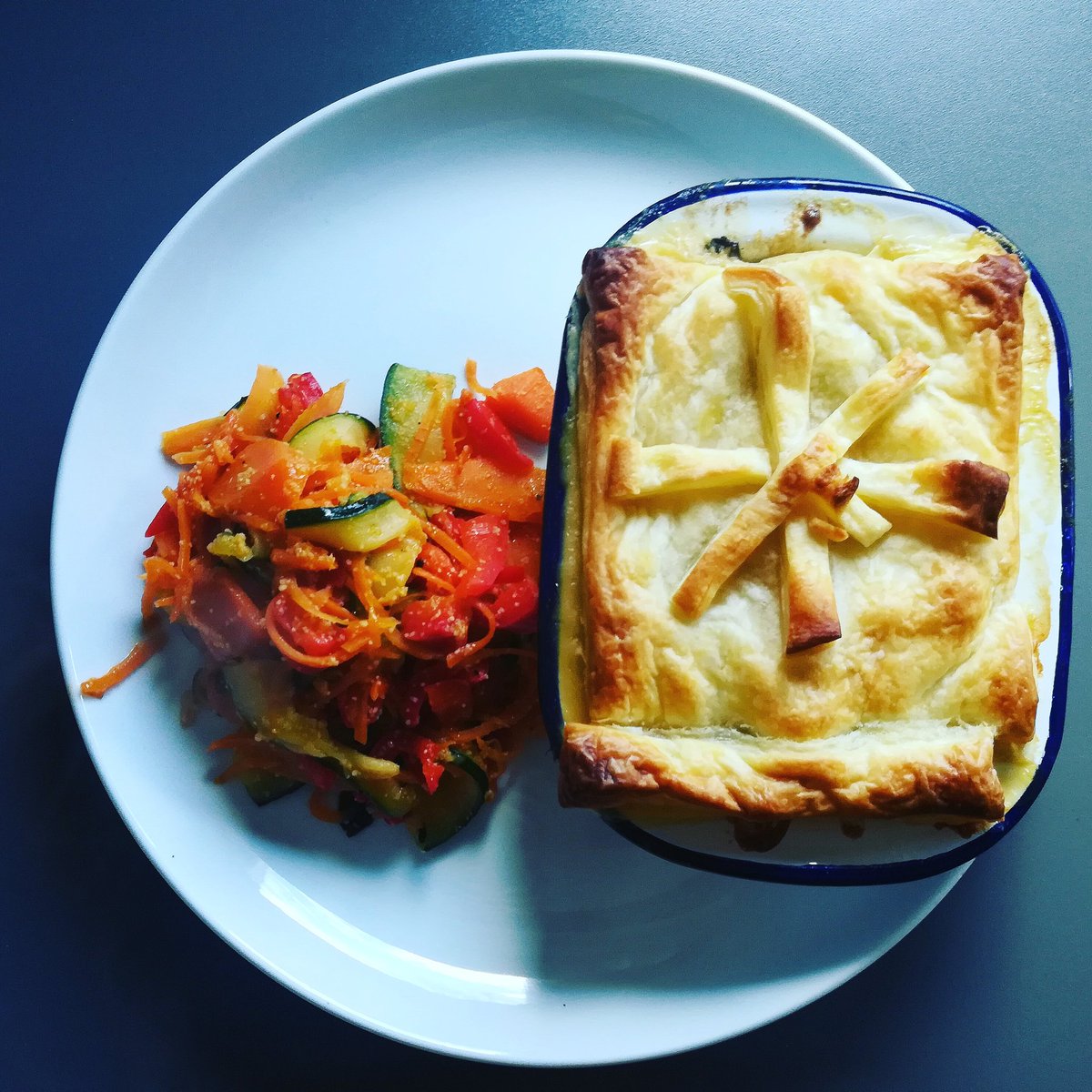 Another #vegan #pienight 😋😋😋Riverford organic veg (carrots, redpepper, courgettes) inside the pie was This 'chicken' pieces with red onion, carrots and greens, topped with puff pastry, have to say it was amazing😋#eatplants #veganrecipes #leckertastyandvegan #plantbased