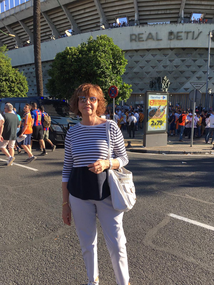 pacolloret_'s tweet photo. Mari Tere también estuvo en la final de la copa del rey de Sevilla al lado del @valenciacf casi 50 años después del partido de Sarrià https://t.co/aiY63czV2o