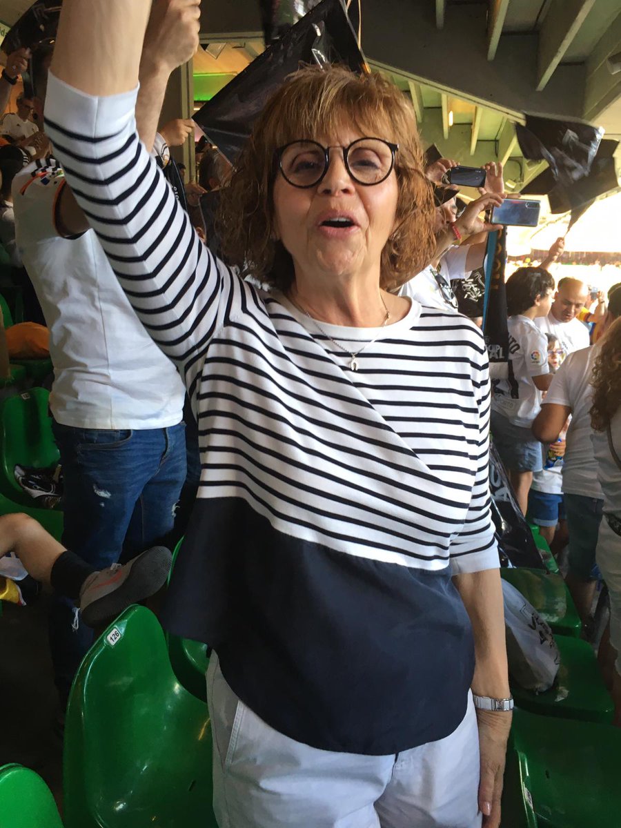 pacolloret_'s tweet photo. Mari Tere también estuvo en la final de la copa del rey de Sevilla al lado del @valenciacf casi 50 años después del partido de Sarrià https://t.co/aiY63czV2o