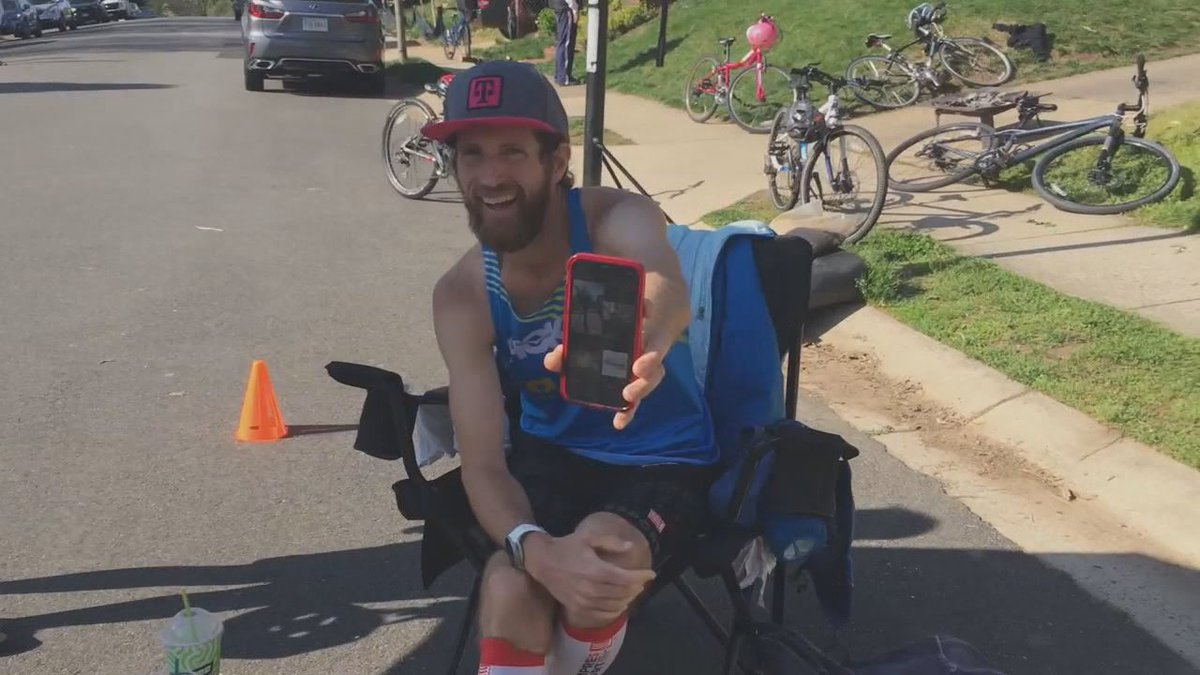 7NewsDC's tweet photo. That's one way to pass time in quarantine! This Virginia runner is participating in a worldwide virtual ultramarathon, doing the same loop over and over in his Arlington neighborhood.

MORE: https://t.co/Ve9r7KWk5P https://t.co/37qBeAnv6c