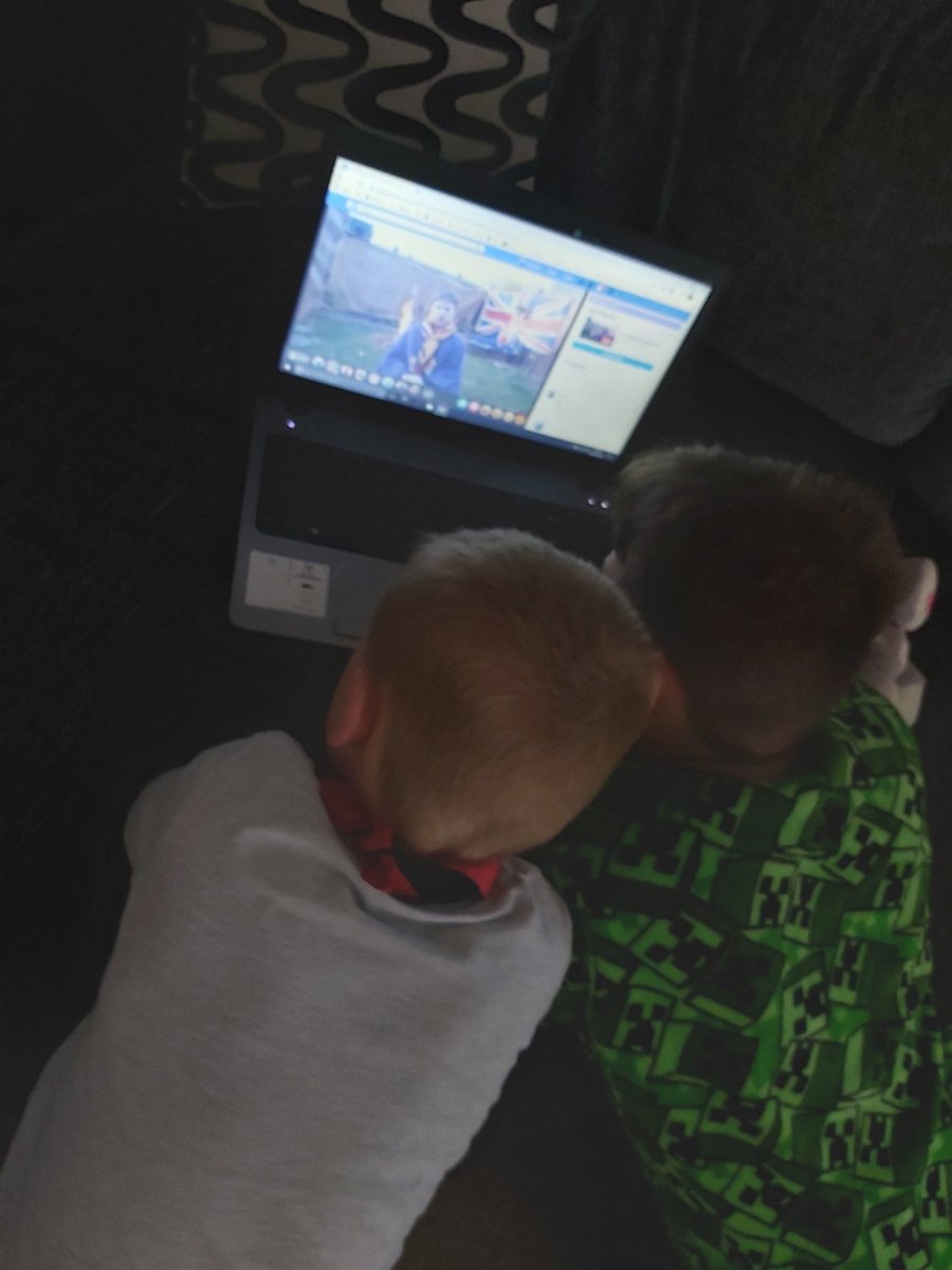 miss_piggin's tweet image. #COVID19campfire
Watching with @12MorleyScouts 
Great fun. This guy is an awsome campfire leader
#virtualscouting
