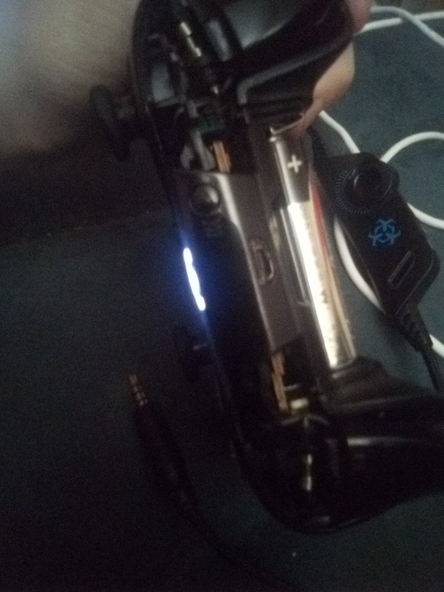 ibxndit's tweet photo. I just broke my controller https://t.co/C1RkZCizFq