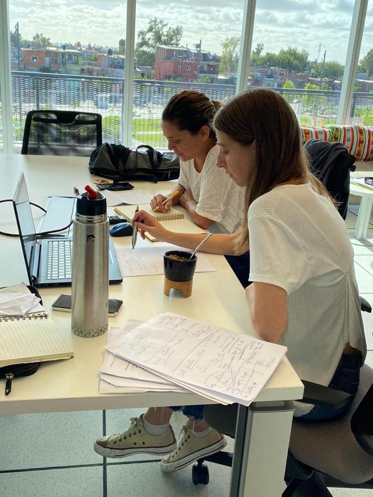 Hoy volvimos a reunirnos con <a href="/EliGAlcorta/">Eli Gomez Alcorta</a>, @EstelaDiaz63 y <a href="/AgusCiarletta/">Agustina Ciarletta</a>. Estamos trabajando en conjunto para que en estos días de distanciamiento social, ninguna mujer se sienta sola. Si vos o alguien que conocés, sufre violencia de género llamá al 144 las 24hs del día.