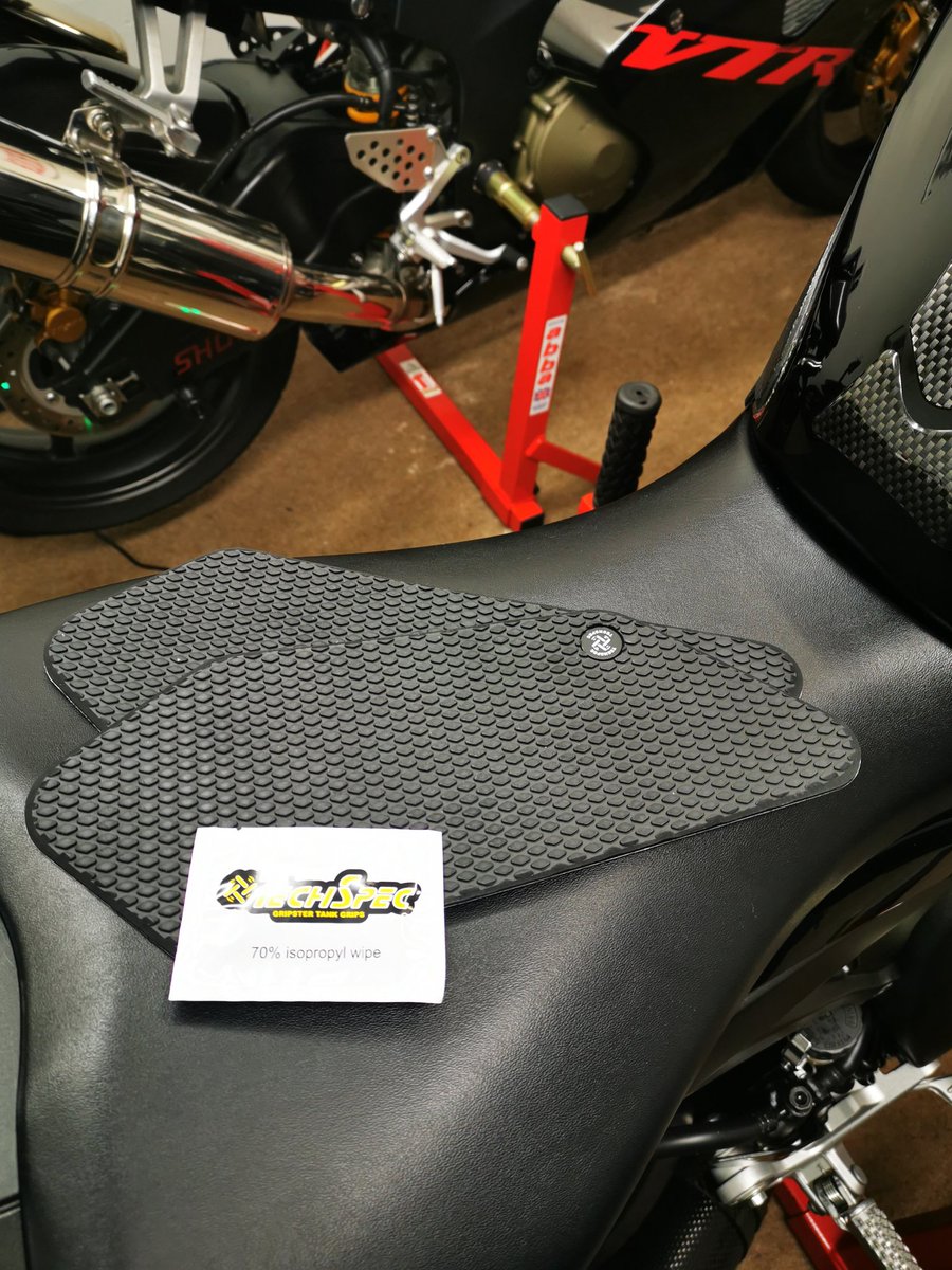MrB1000RR's tweet image. Tank grips for the CBR600RR #techspec